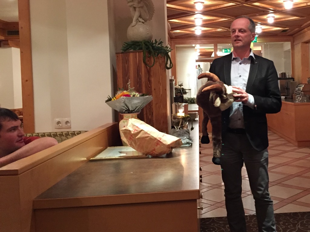 Anwendereinschulung auf die neue trendige Liftlerhaube - der Klaus (links) kann es schon gar nicht mehr erwarten sie auch zu tragen