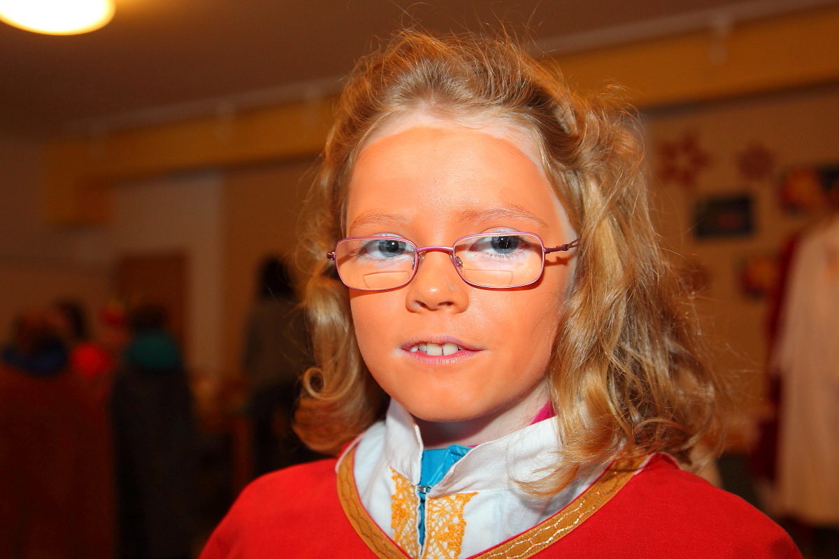 Tini ist der Kaspar - jetzt schon mit Farbe im Gesicht