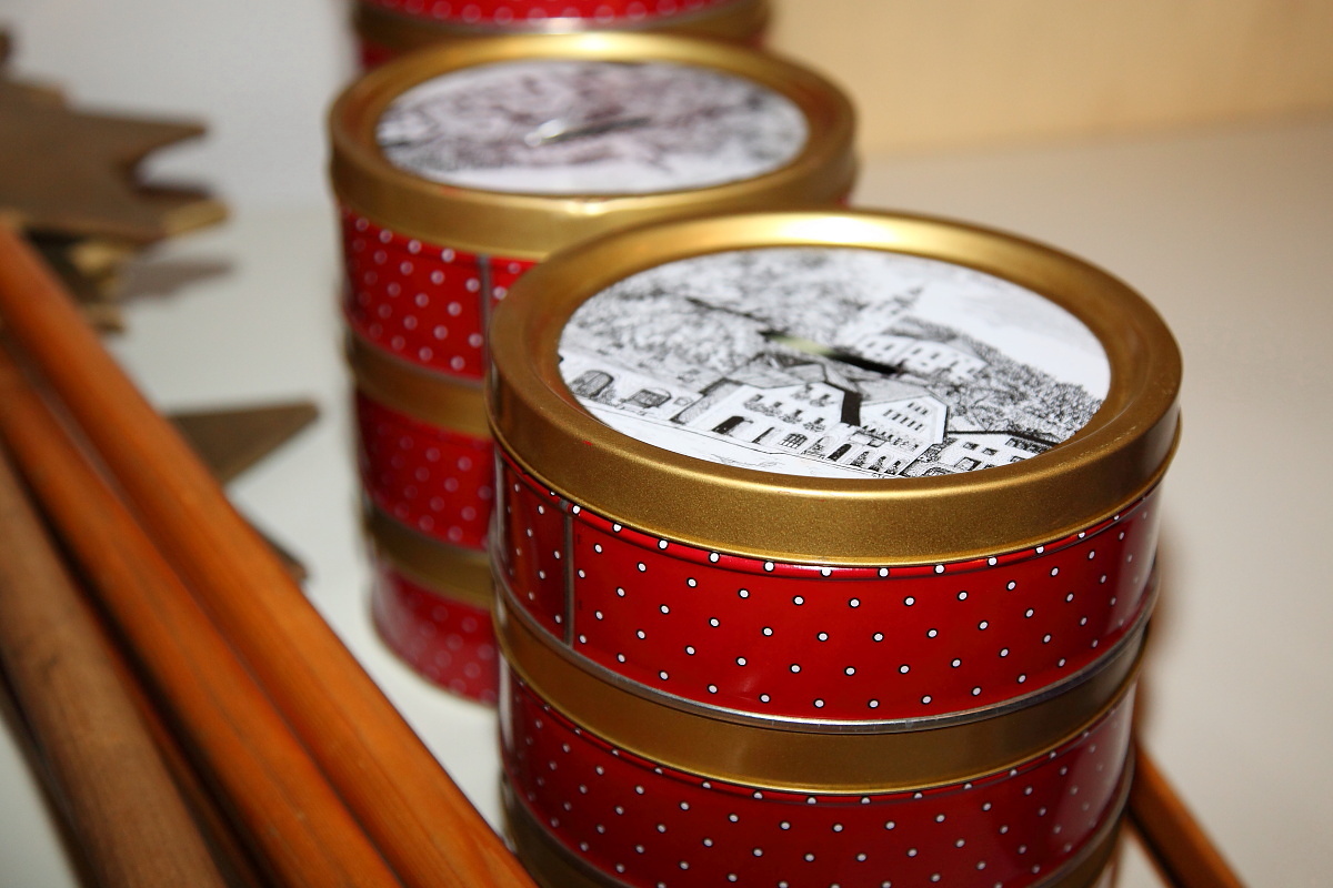 ... auch die Dosen für die Spenden.