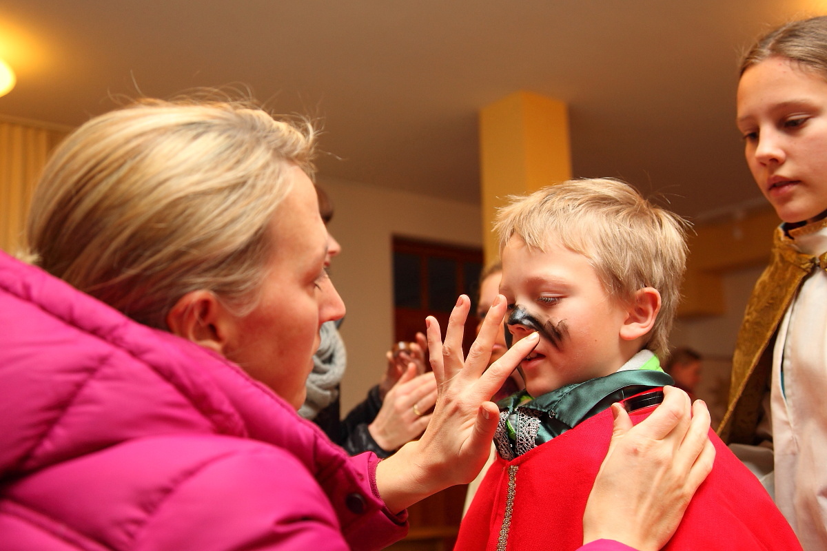 Chrisi ist schon beim Schminken ...