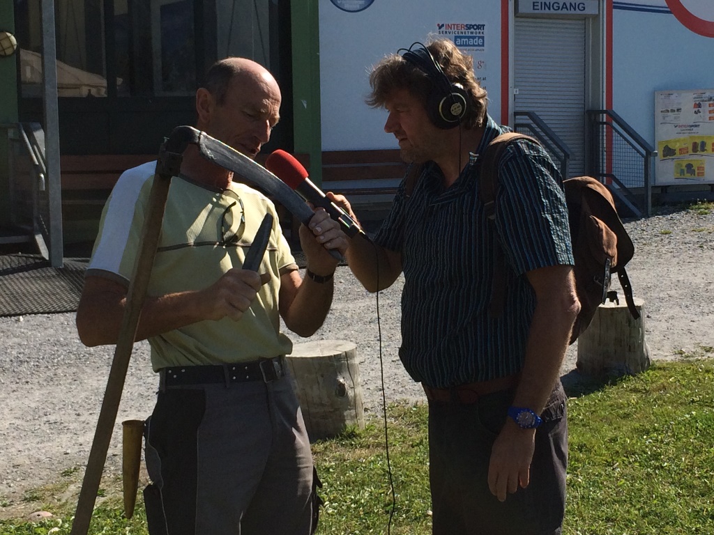 So hält man die Sense und mit der rechten Hand wetzt man