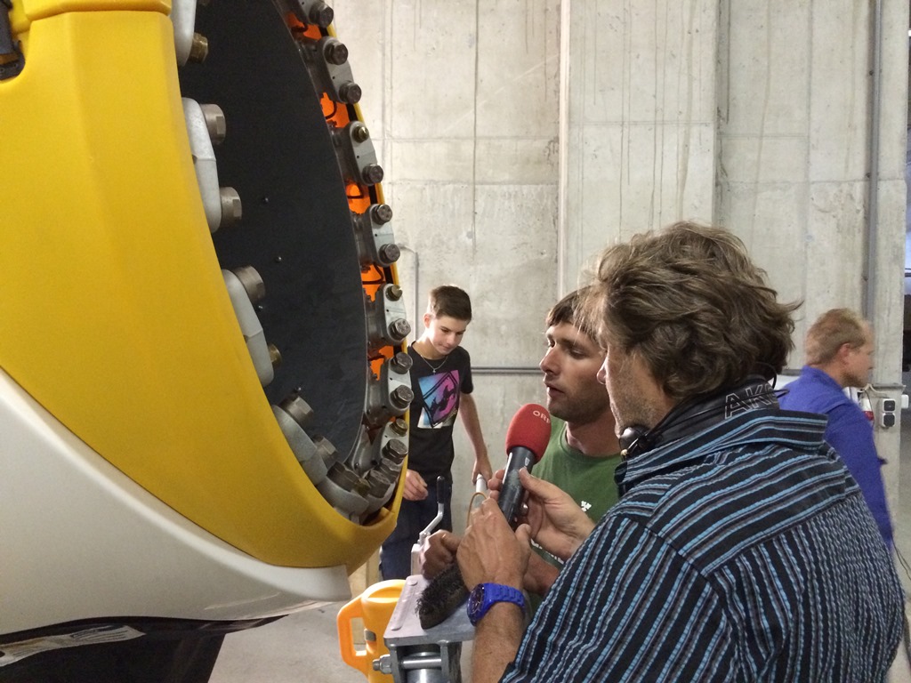 Schneiber Hans-Jörg schult in die Tätigkeit des Düsenputzens ein