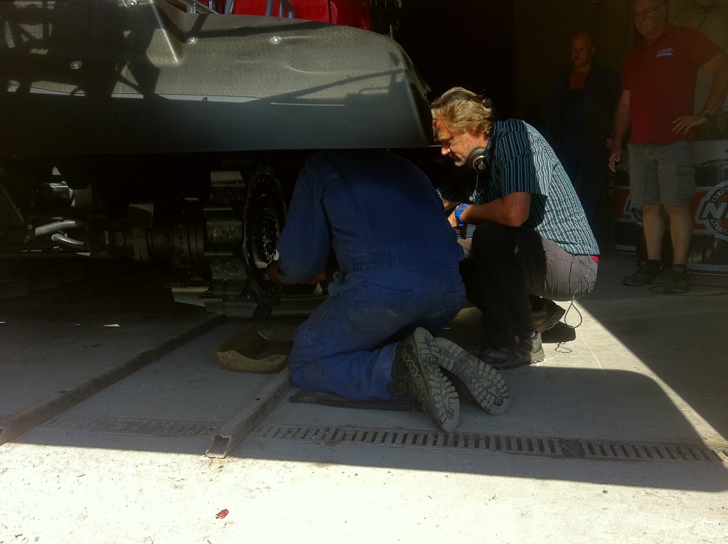 Arbeit fast unter der Pistenmaschine