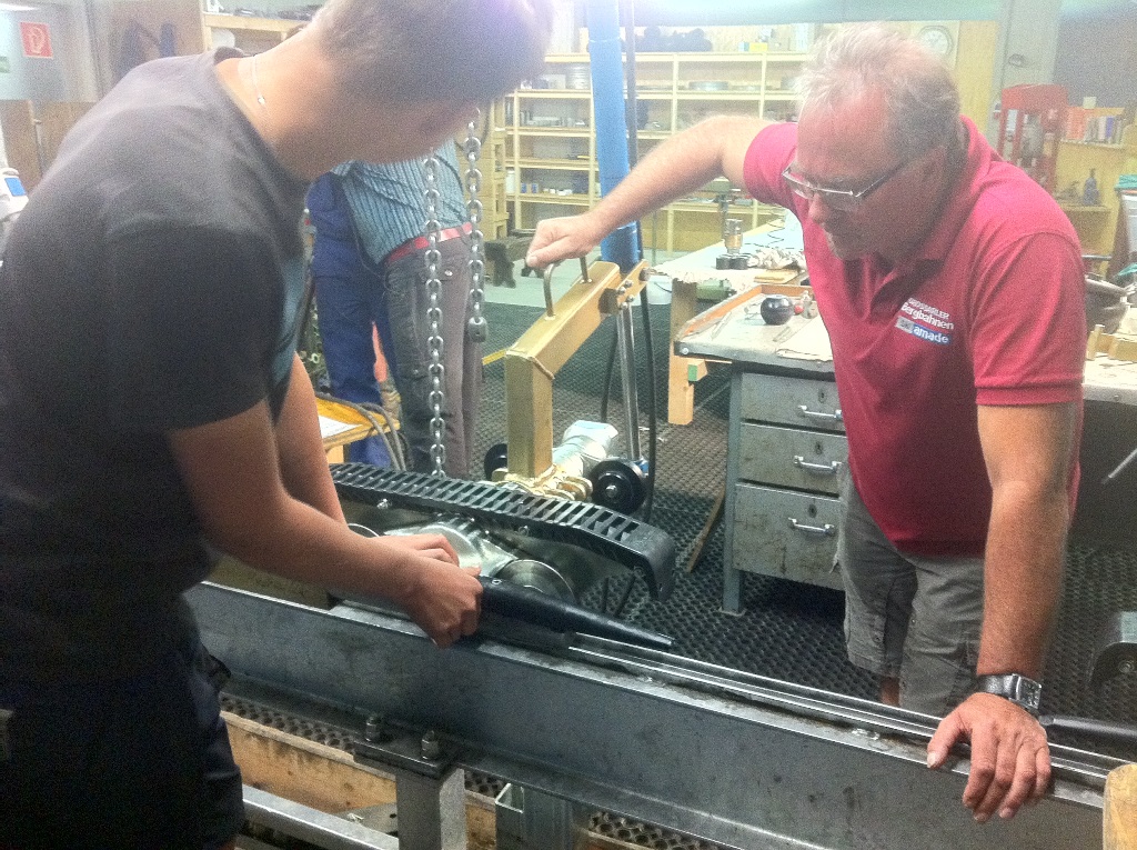 Betriebsleiter Alois überwacht die Arbeit an der Seilklemme