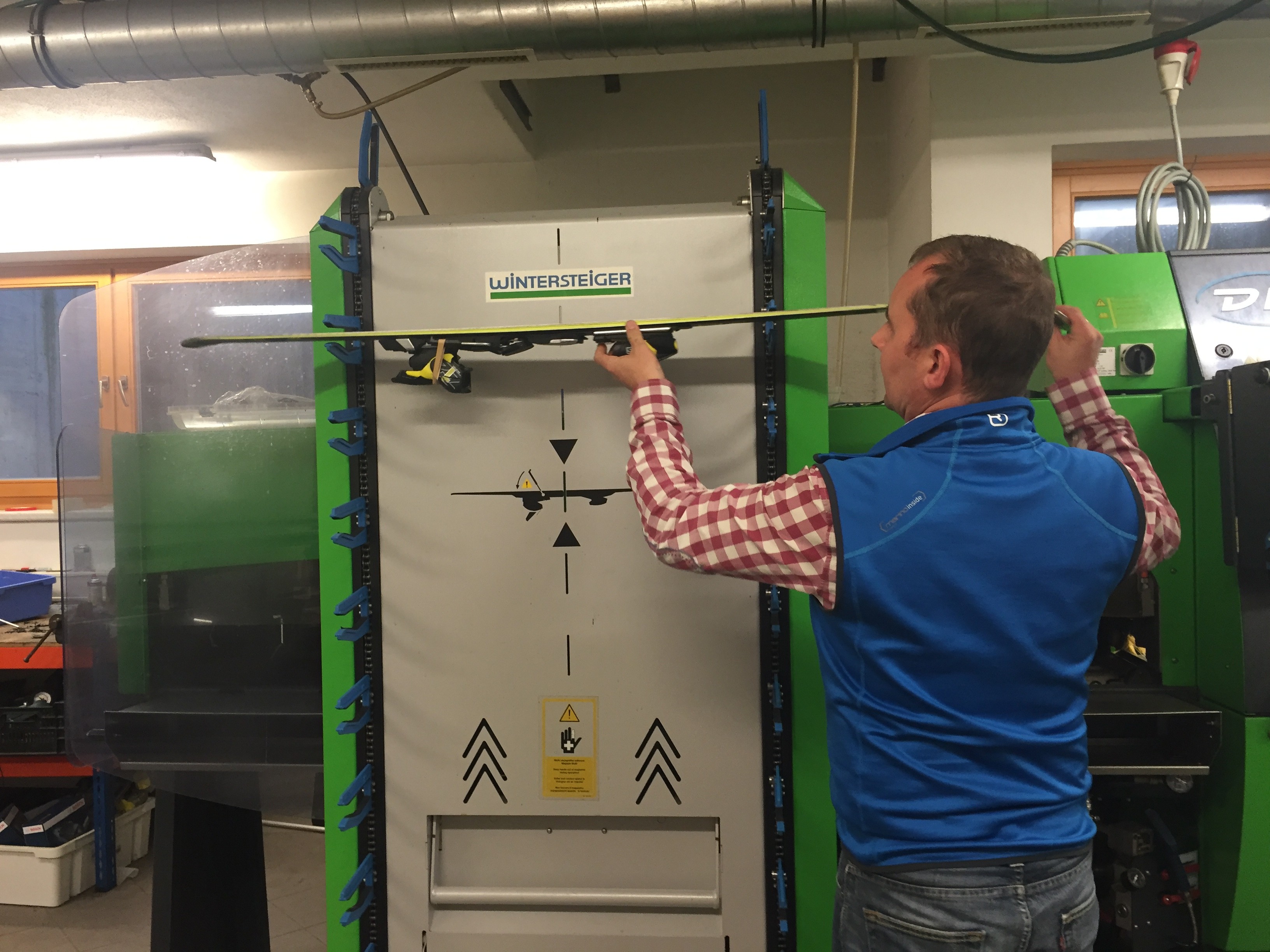 Skiaufzug in die Schleifmaschine