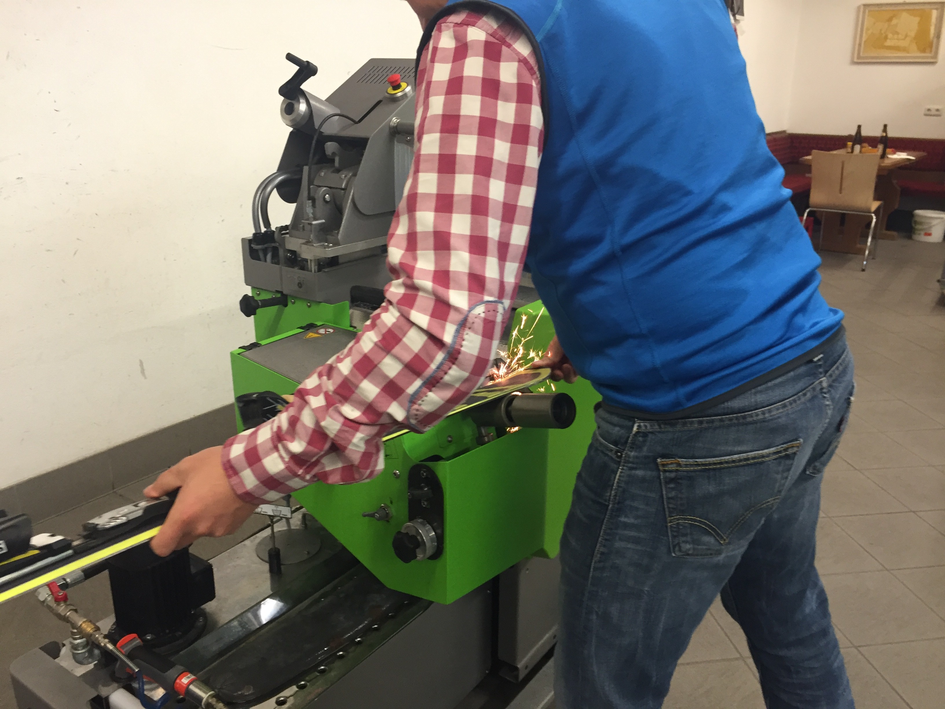 Der Rost wird vom Ski geschliffen