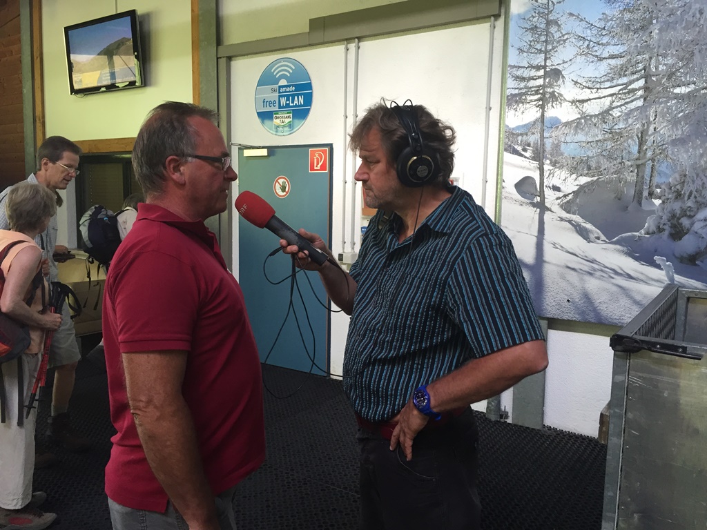 Betriebsleiter Alois Kreuzer (links) vergibt eine gute Note