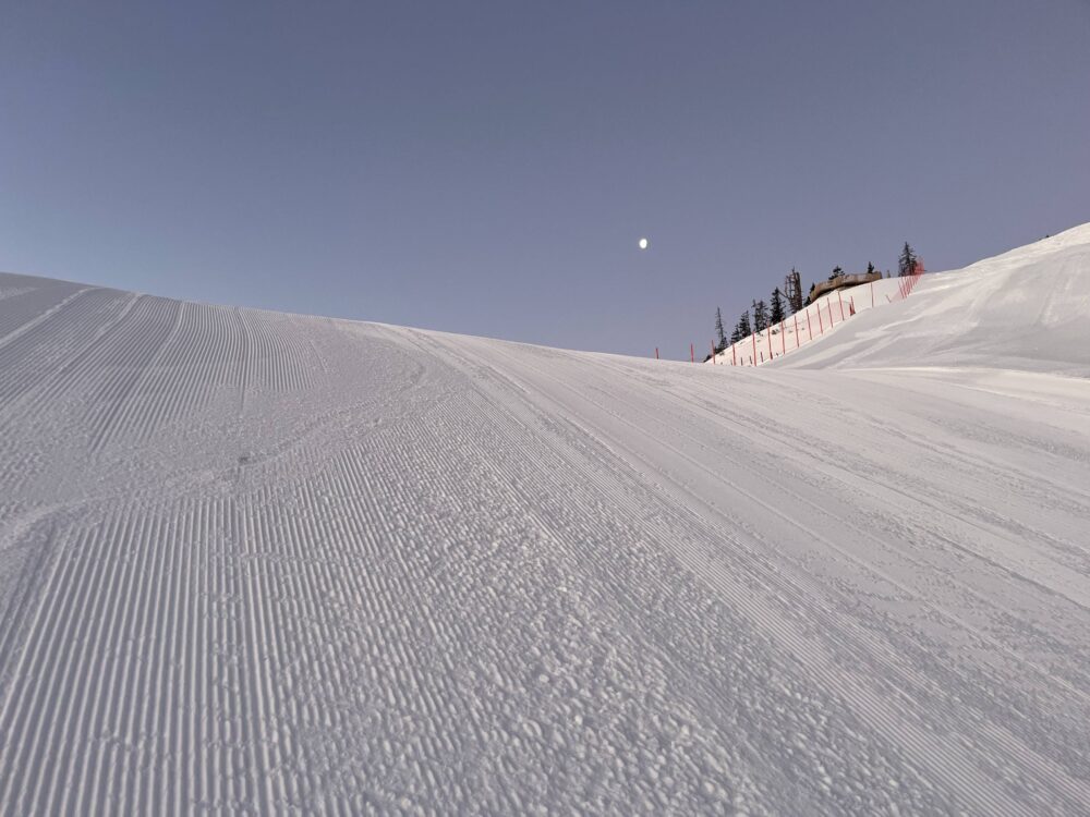 Piste mit blauem Himmel