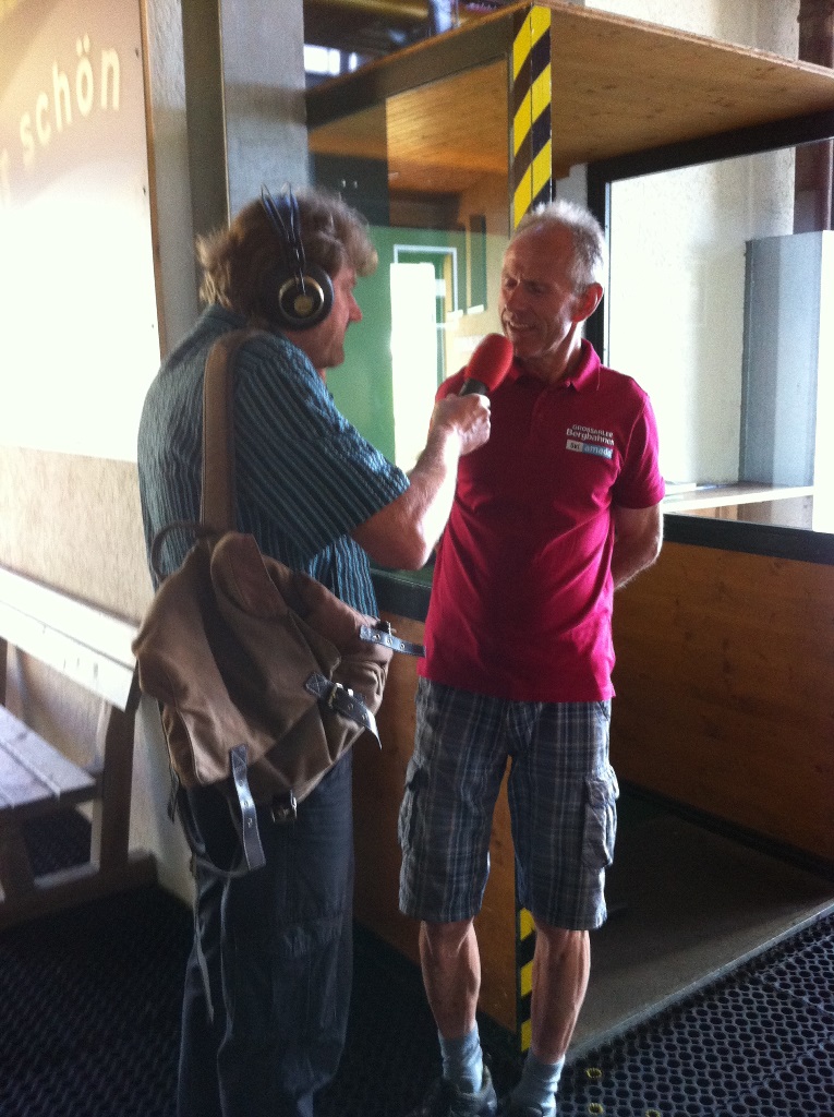 ORF-Redakteur Walter Höller mit Gespräch mit Sepp Gschwandtl, Maschinist der Mittelstation