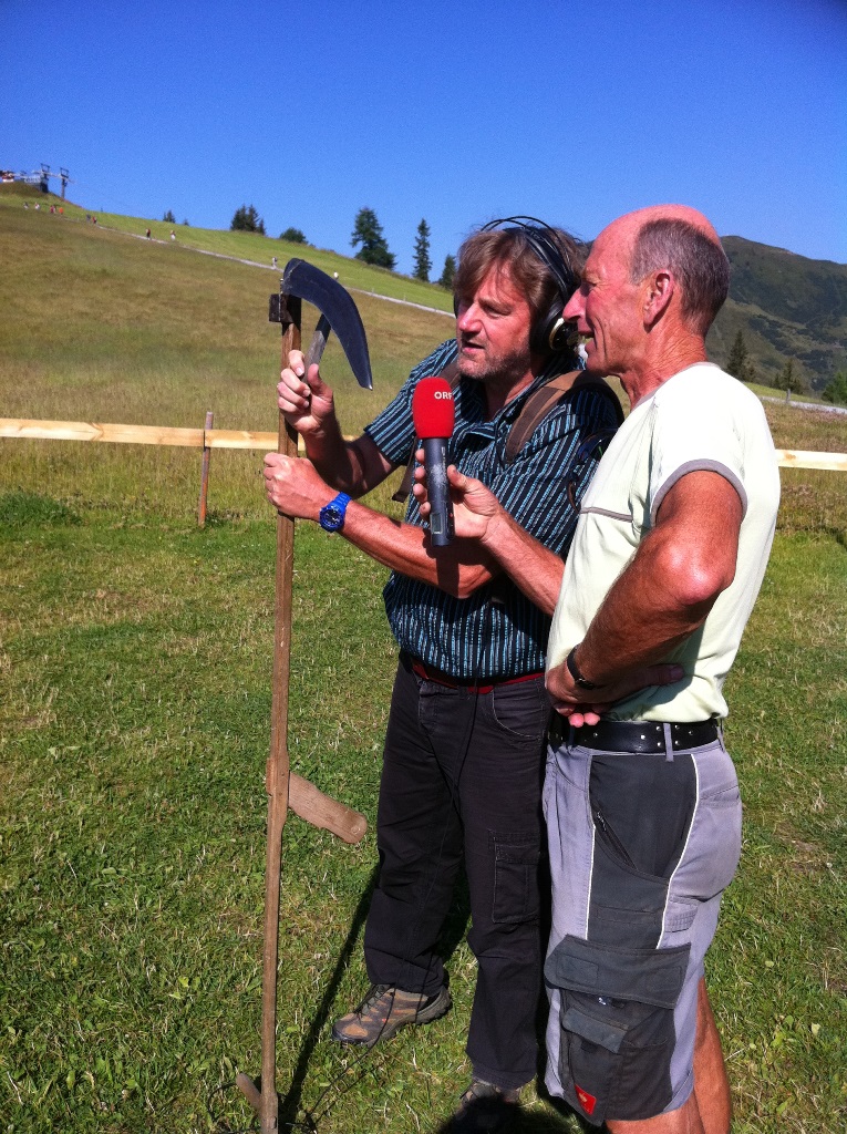 Rollentausch (der Pistenchef moderiert einstweilen die Sendung), damit die Sense gewetzt werden kann. Die Sensenhaltung ist noch verbesserungsfähig.