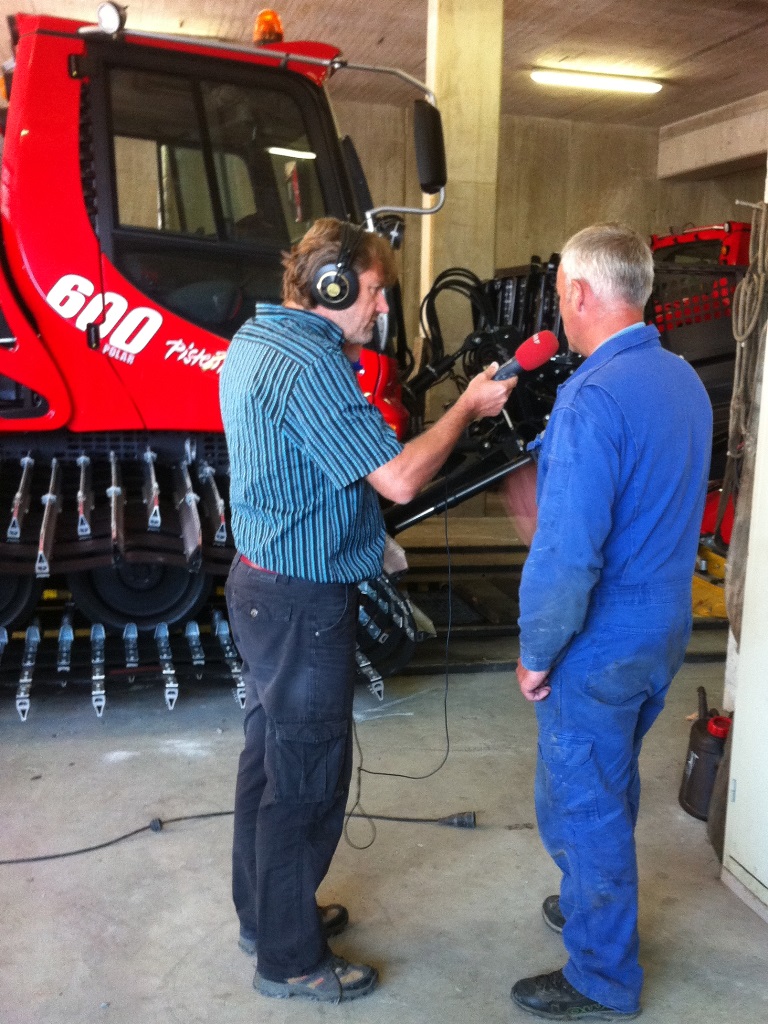 Werkstattleiter Kaspar erklärt die zu erledigende Arbeit