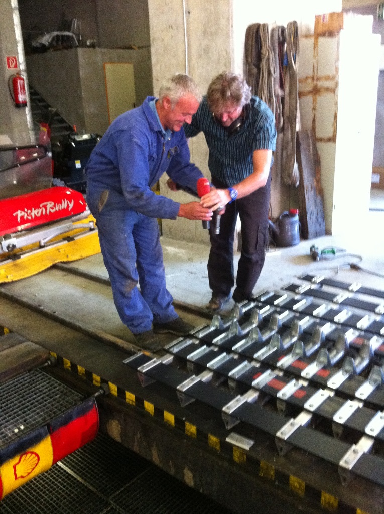 Nun gehts an's Schrauben bei der Pistengerätkette