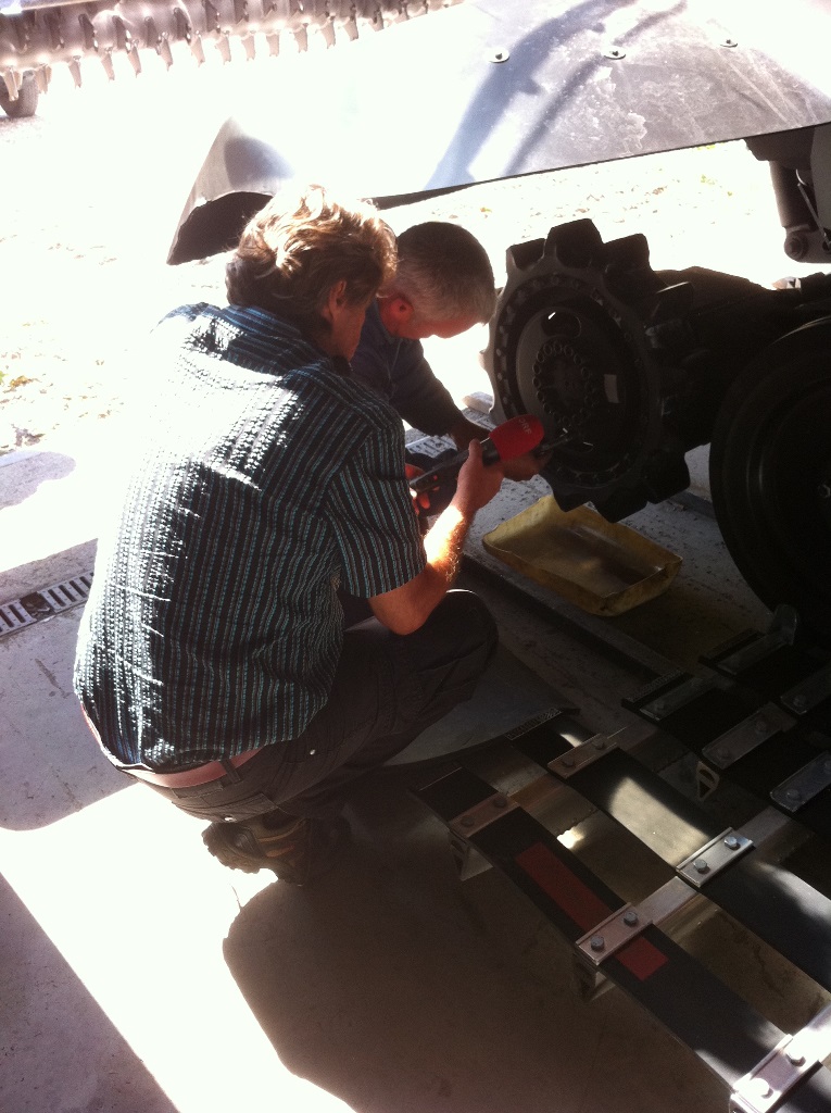 Getriebeölwechsel am Pistengerät