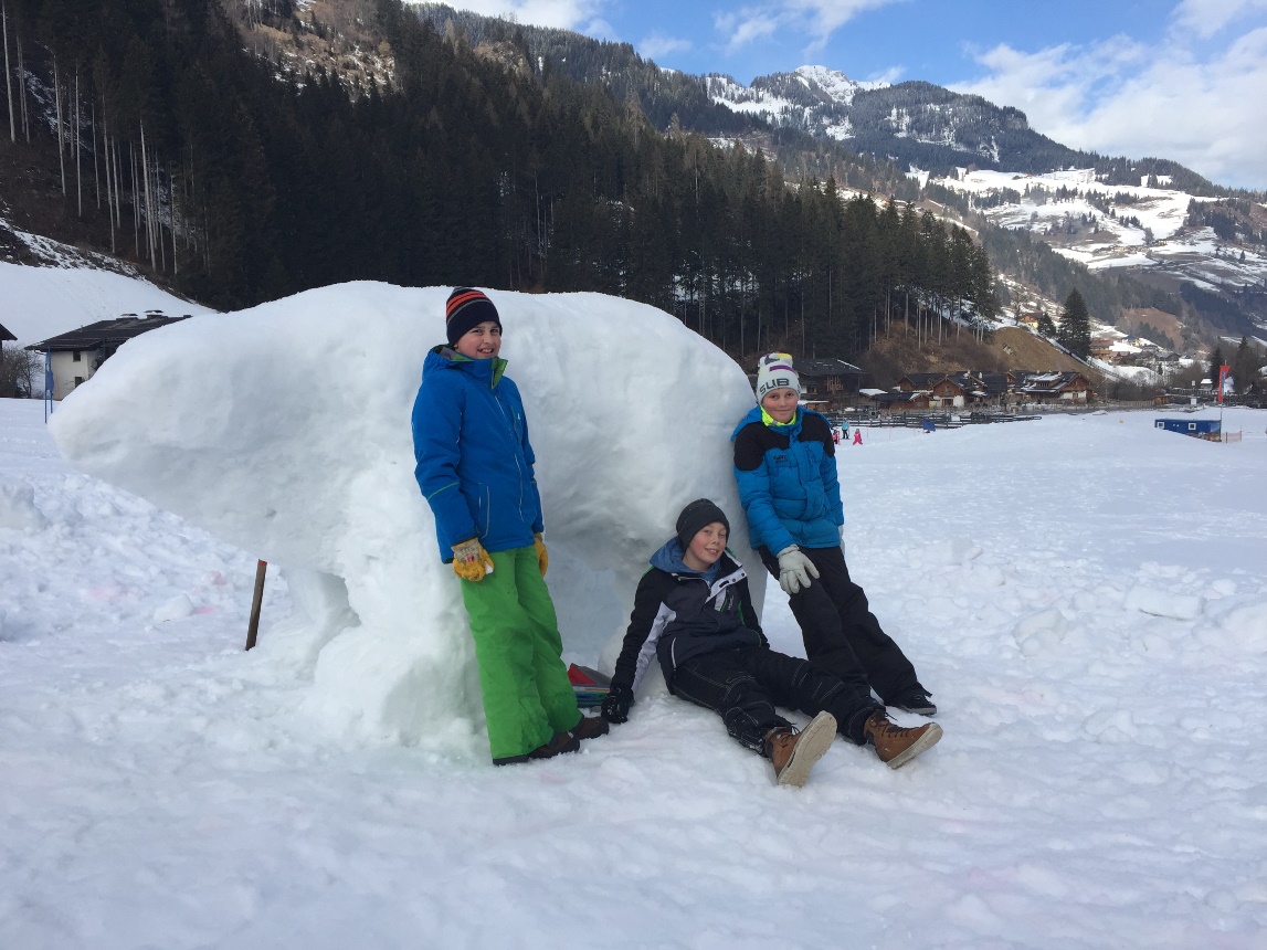 Die "Hüttschlager Fraktion" mit Eisbär "Stuart"