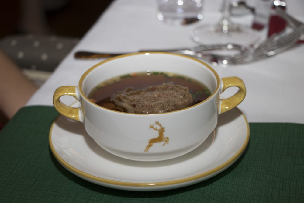 Steinpilzconsommé mit Wildfleischstrudel