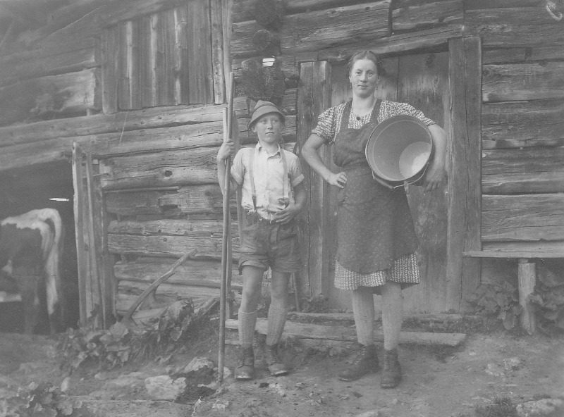 Hirter Karl und Sennerin Elisabeth auf der Karsegg-Hochalm im Jahr 1951