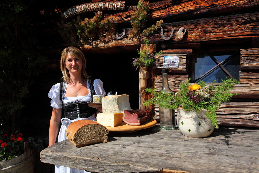 Auch auf der Alm wird das Dirndl gern getragen und gesehen