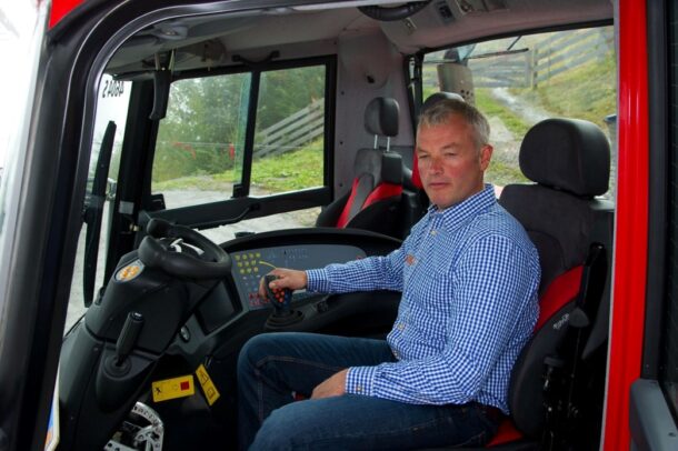 Kaspar - ausnahmsweise im Sonntagsgwandl beim Tag der offenen Tür 2012 - im Gerät das er bis zur letzten Schraube kennt