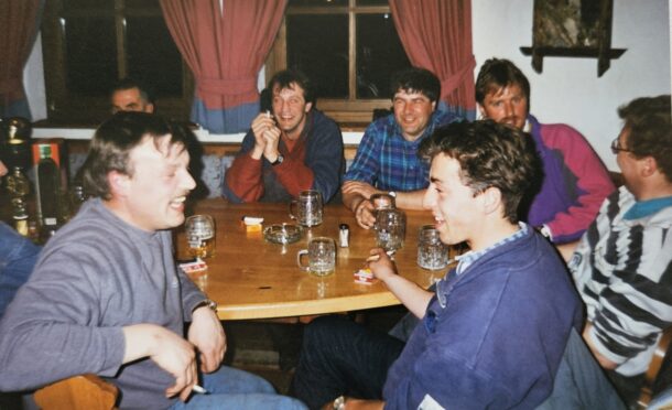 Kaspar (li) mit den Kollegen vom Pistenpräparierungs- und Liftlerteam 1993. Mittagspause (nein, Späßchen).