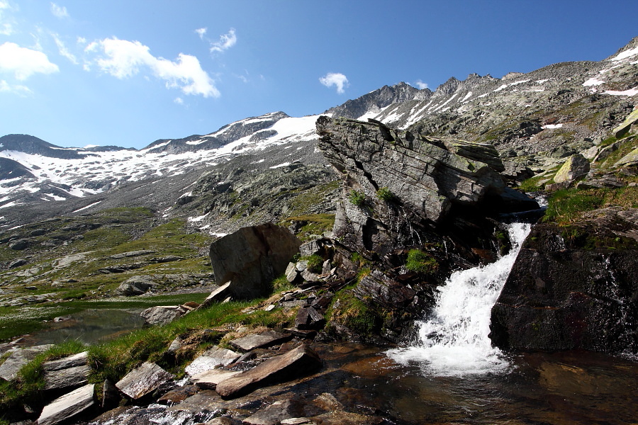 Tosend und laut stürzt das Wasser herab