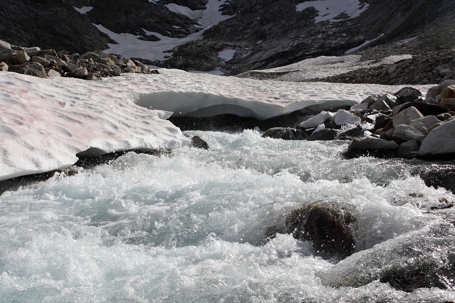 Wild rauschend schießt das Wasser ins Tal