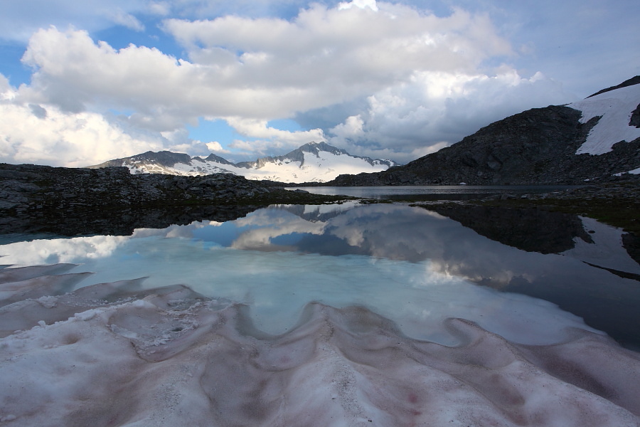 Gletscher/Schneefeld reichen noch direkt bis in den See