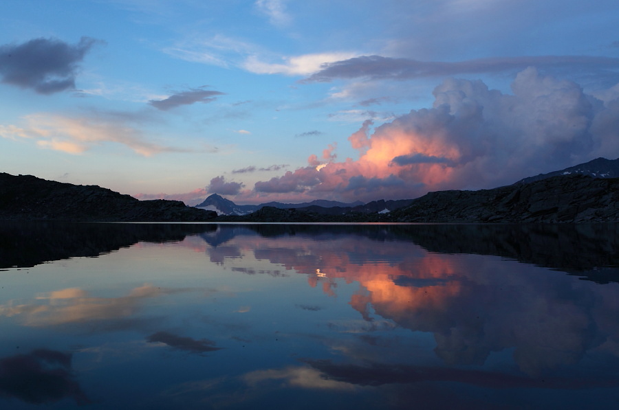 Der Abendhimmel gibt nochmals den Blick hinüber zum Hafner frei
