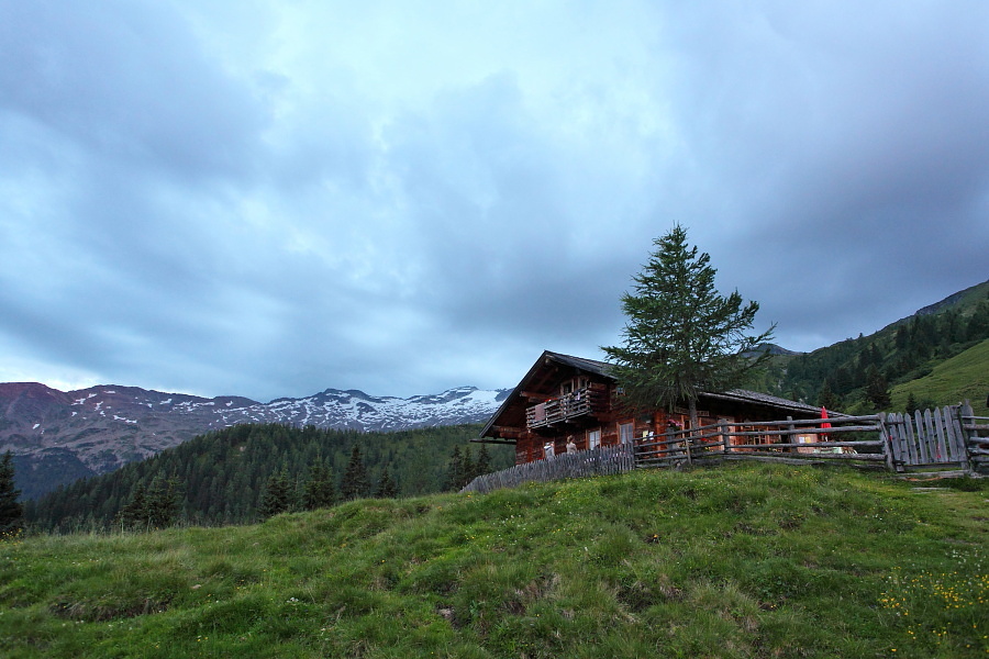Eine dicke Wolkendecke breitet sich über der Modereggalm aus