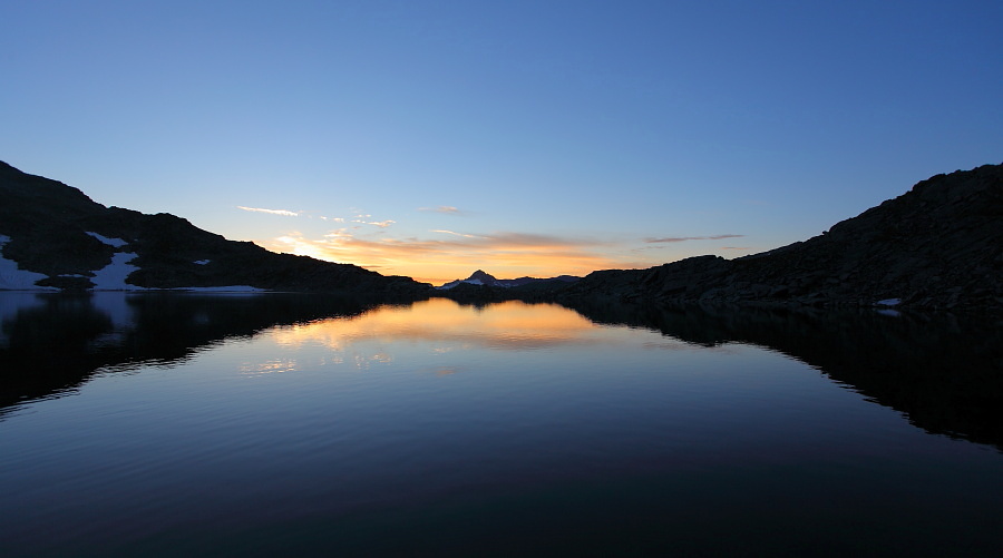 Über den Oberen Schwarzhornsee schweift der Blick zum Hafner