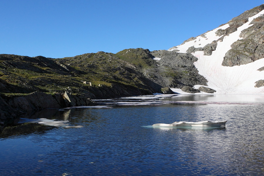 Eisschollen schwimmen noch im See umher.