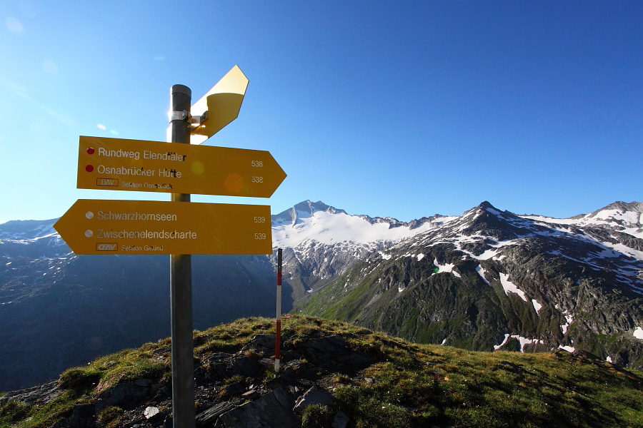 Wegmarkierung vor der Kulisse der Tauernkönigin