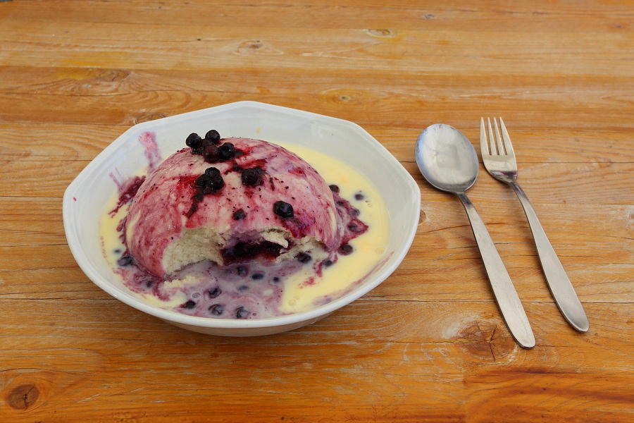 Nach einer Frittatensuppe gönne ich mir noch einen Germknödel mit Heidelbeeren