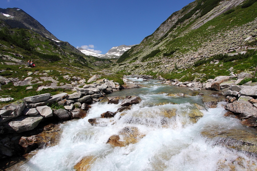Tosend kommt das Wasser aus dem Kleinelendtal ...
