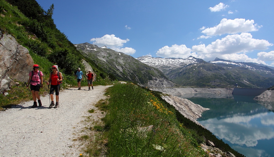 Während ich oben am Berg ganz allein war, kommen mir hier zahlreiche Wanderer entgegen.