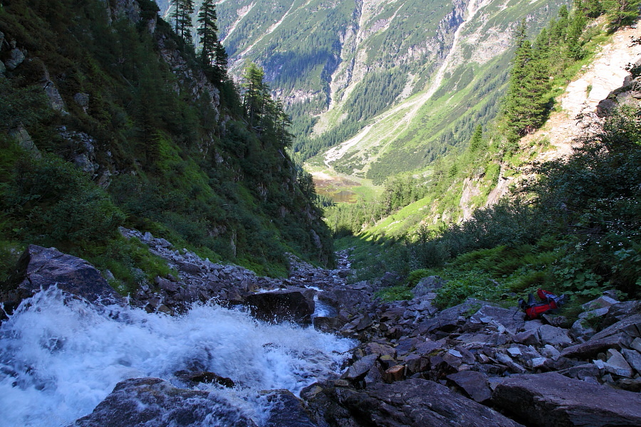 ... dann den steilen Kolmfall hinab ...