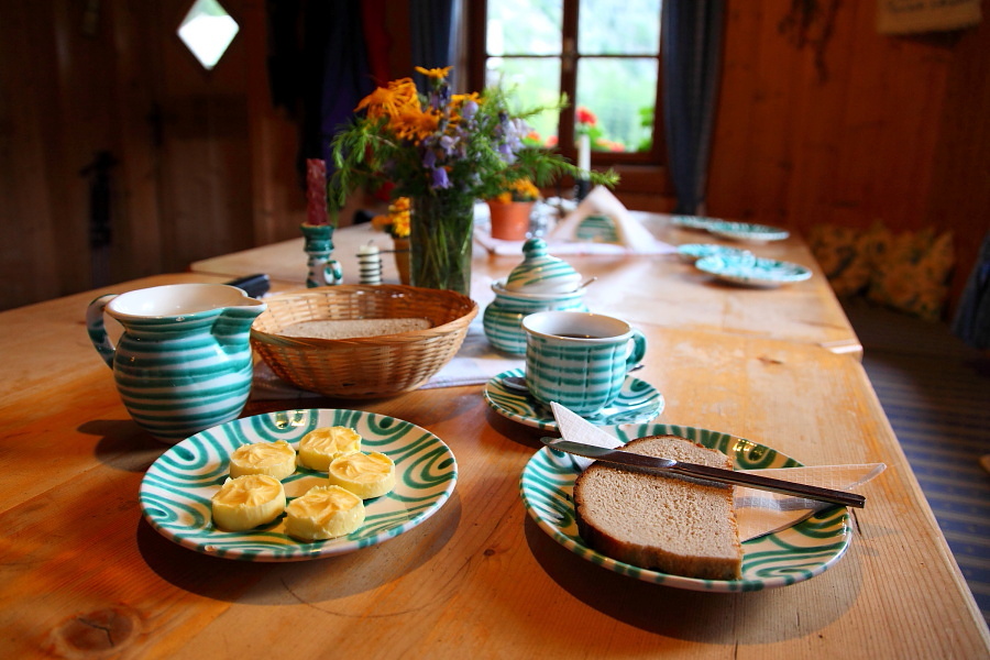 Herzhaftes Frühstück auf der Modereggalm