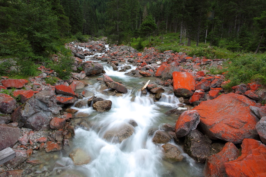 Gleich hinter der Ötzlhütte findet man im Bach diese roten Steine.