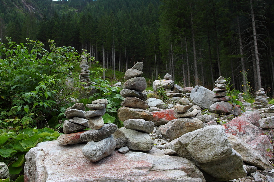 Stoamandl auch hier unten. Während sie oben am Berg der Orientierung dienen, wurden sie hier rein zum Spaß aufgebaut.