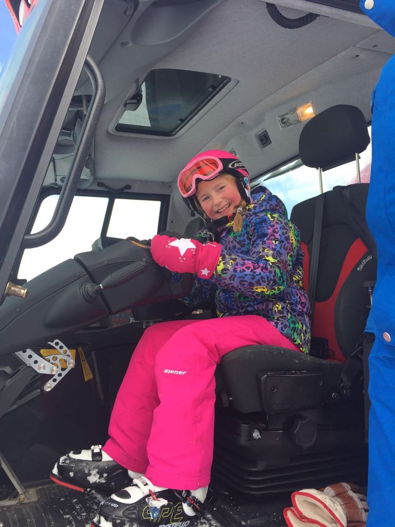 Kindertraum ein Pistengerät steuern