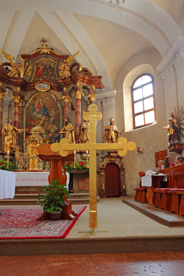 Das Kirchturnkreuz vorne im Altarraum