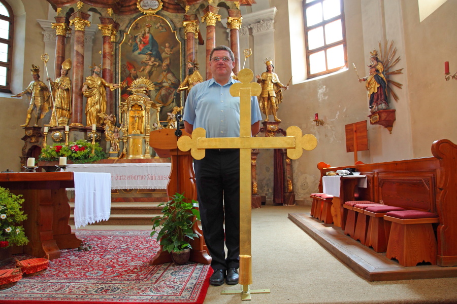 ... auch das Kreuz alleine ist schon fast so groß wie unser Herr Pfarrer