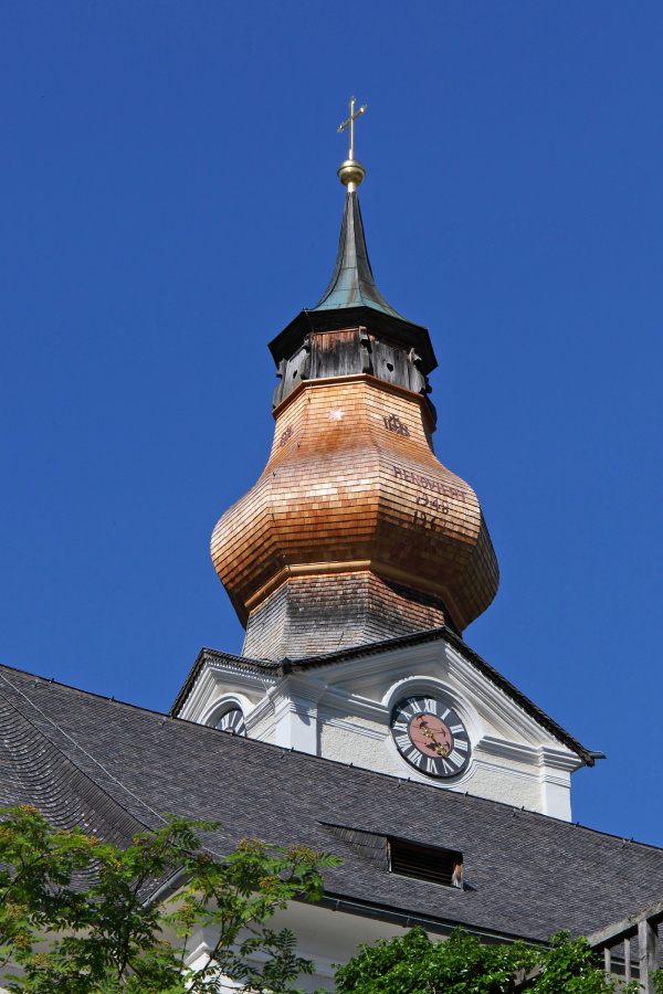 Herrlich steht er nun wieder da, der sanierte Turm