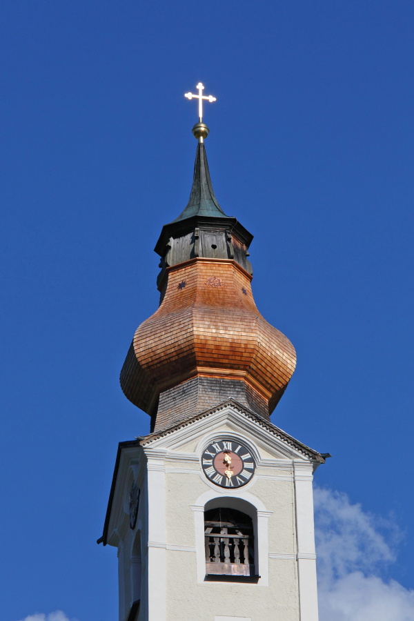 Weithin leuchtet das neue Kreuz im Glanz der Sonne