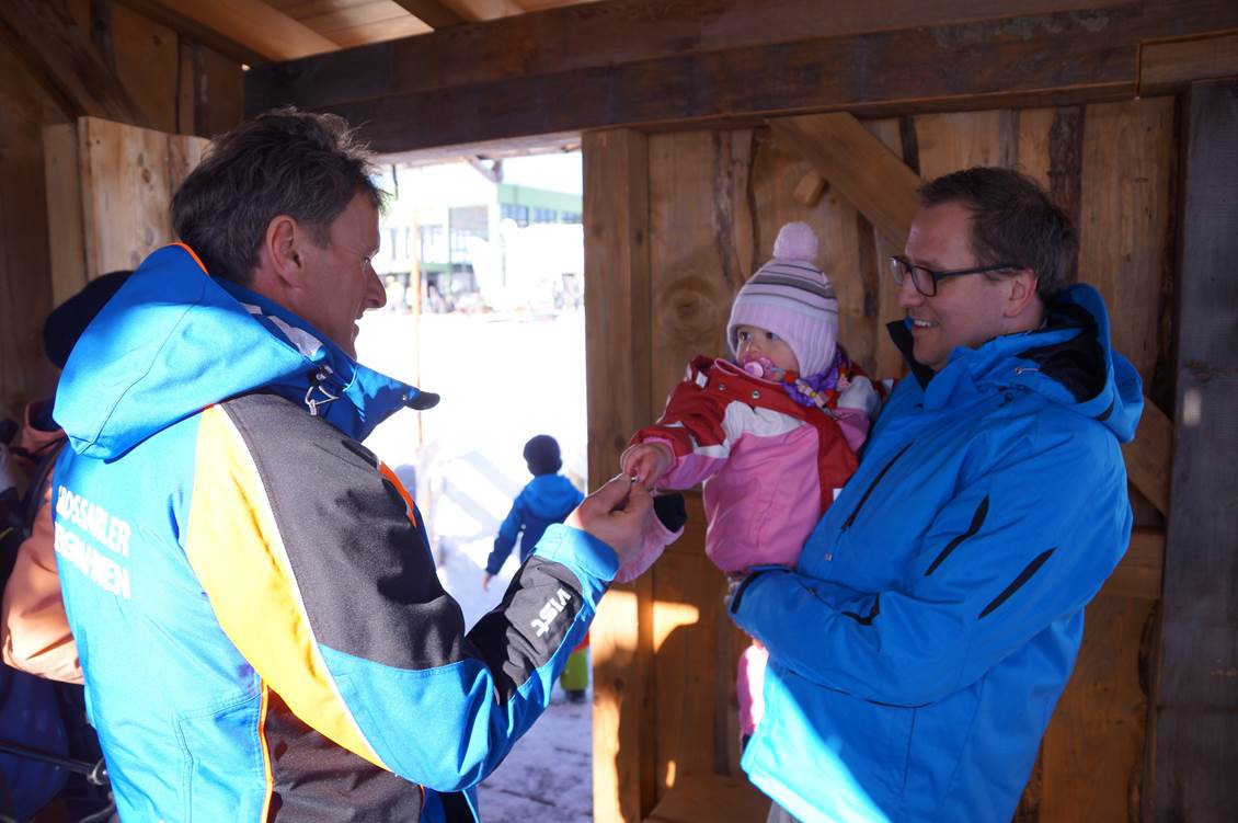 Immer im Dienst der Gäste: Für die kleine Viola gibt es von Klemens Aichhorn ein kleines Sackerl Gummibären