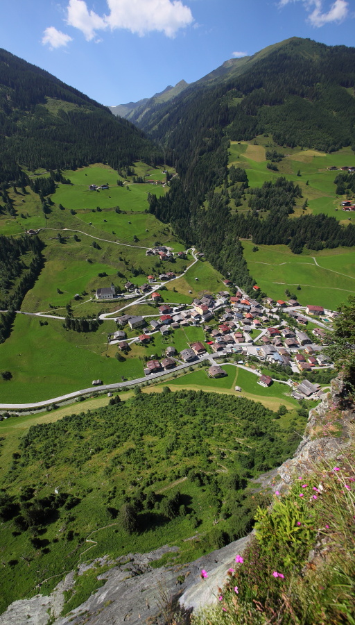 Vom Ausstieg hat man einen grandiosen Blick auf das Bergsteigerdorf Hüttschlag