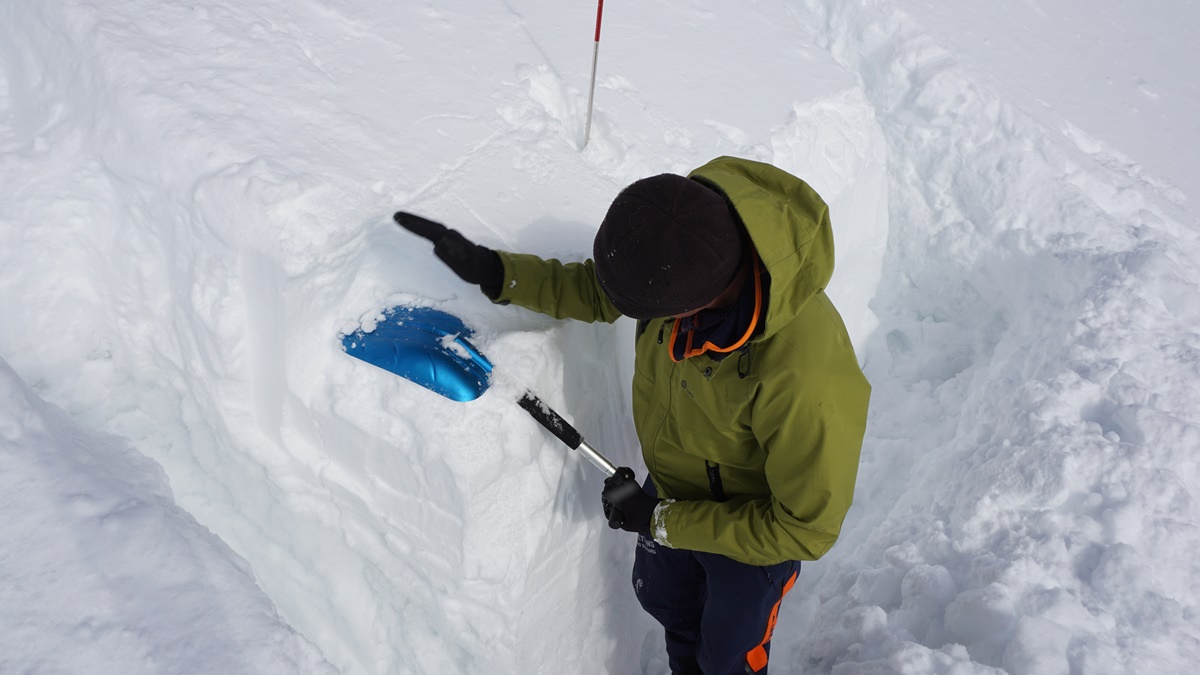 LWK Obmann Ignaz beim ECT-Test - durch Schläge auf die Schaufel wird festgestellt, welche Schicht bricht