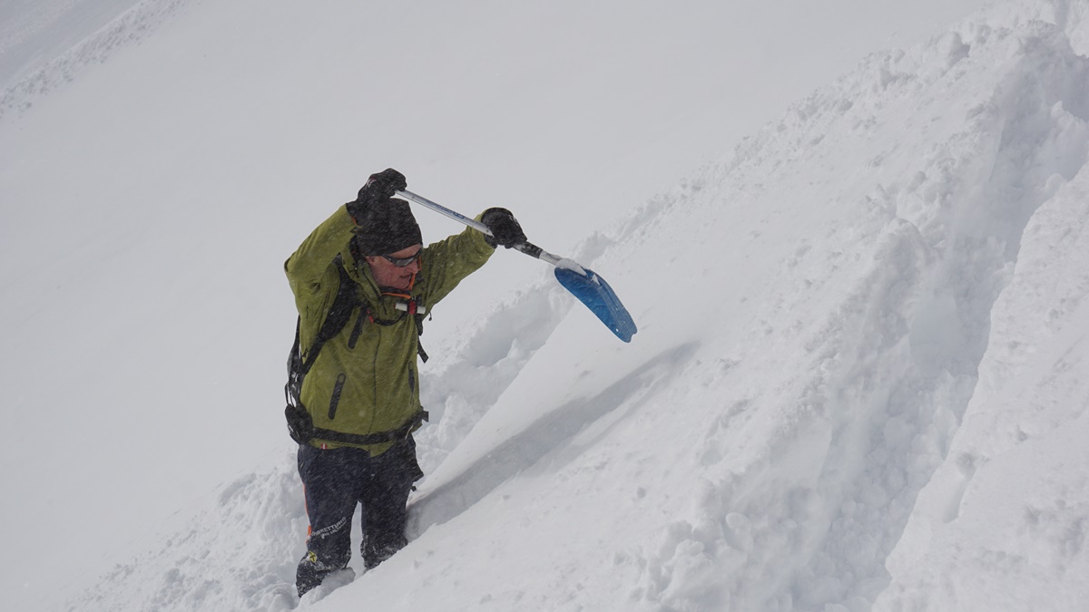 LWK Obmann Ignaz gräbt ein Schneeprofil und daraus anschließend einen Block mit 90 x 30 cm um die Stabilität des Hanges zu testen