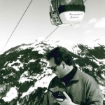 Alois Kreuzer im Jahr 1990 prüft die Schneequalität. Im Hintergrund die Panoramabahn, für die er als Betriebsleiter die Verantwortung trug.