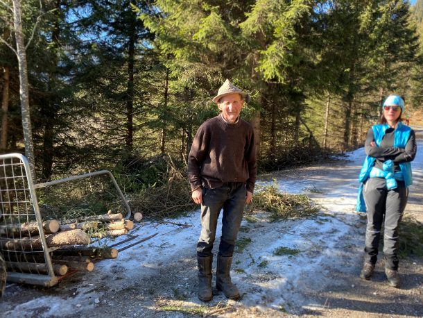 Mein Leibwetterprophet Bergbauer Rupert bereitet Brennholz für den Winter vor