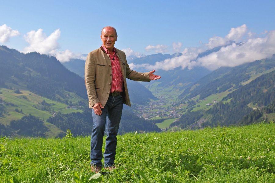 Begrüßung durch Moderator Michael Harles in einer Wiese bei Holzlehen